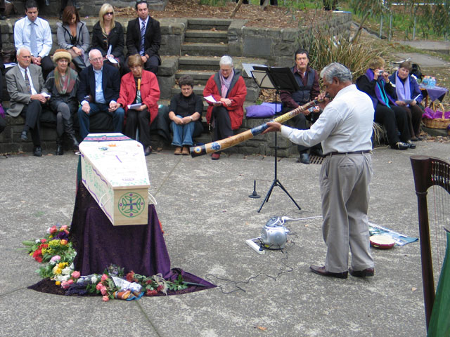 Reg Blow didjes Caty with sacred vibration