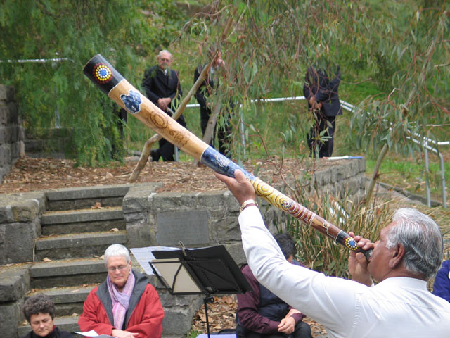 Reg Blow didjes Caty to the trees, birds and sky